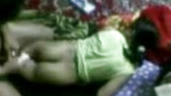 MILF شالینا الہی دو مردوں کی طرف سے fucked ہو جاتا ہے
