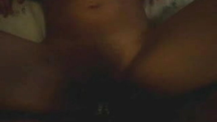 ایک آدمی شاور میں ایک لمبا لنڈ کے ساتھ ایک brunette fucks