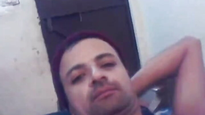 Midget Munequita Enfadada گلی میں ایک آدمی fucks