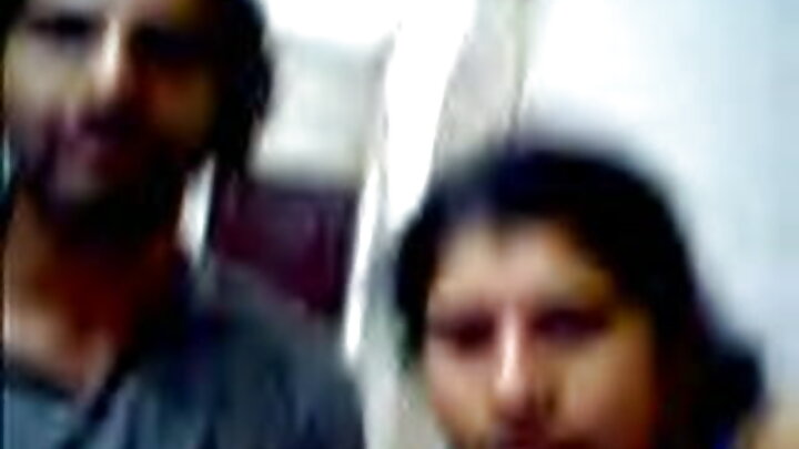 گلی میں ایک اجنبی کے ساتھ ایک شرمیلا جنسی تعلقات رکھتا ہے۔
