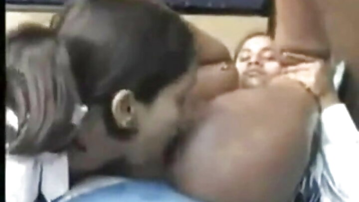 دو گرم milfs ایک نوجوان پڑوسی بھاڑ میں جاؤ