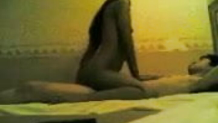 نوجوان طالب علم ان کی بلیوں میں دو گرم MILFs fucks