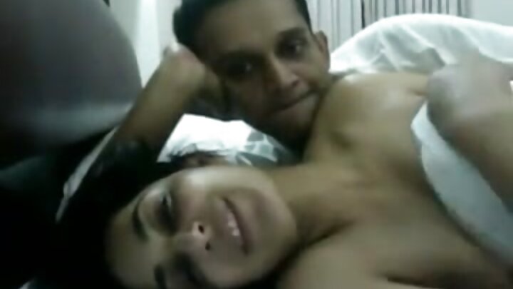 blowjob اور handjob بات کے ساتھ جہاں ایک brunette ایک لڑکے کو خوش کرتی ہے۔