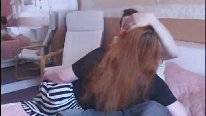 ایک آدمی تقریباً اس کی تنگ گدی میں ایک گرم brunette fucks