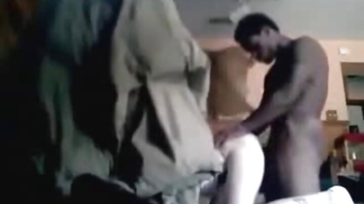 ایک شادی شدہ جوڑا غصے سے fucks جیسے یہ ان کی پہلی بار ہے