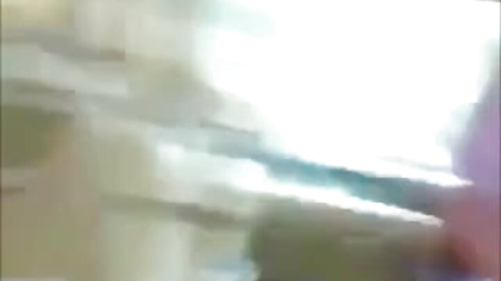 ایک لڑکا مہارت سے اپنی نوجوان گرل فرینڈ کو چودتا ہے۔