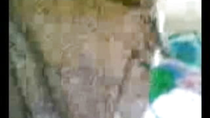 روسی سیکس جہاں ایک لڑکا اپنی موٹی ڈک سے لڑکی کو مطمئن کرتا ہے۔