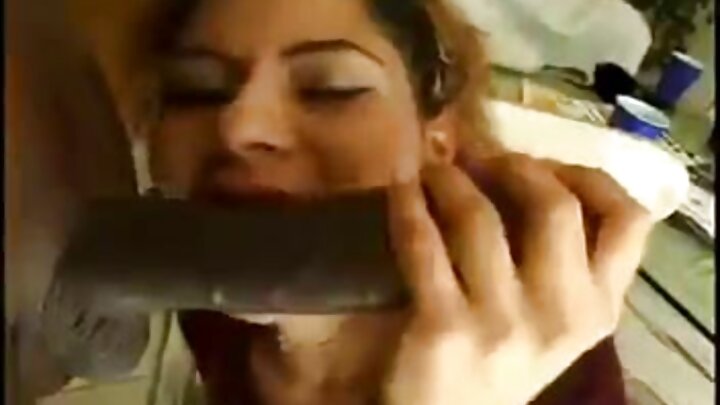 دو خوبصورت لڑکیاں پڑوسی کا ڈک چوس رہی ہیں۔