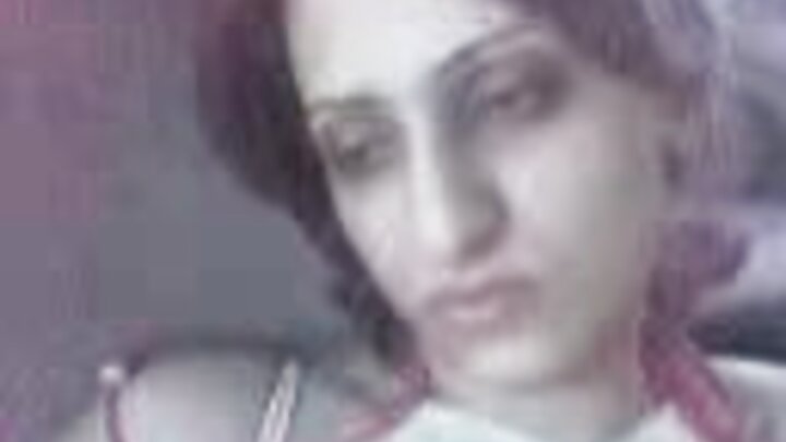 سرخ بالوں والی سلٹ اس کی گانڈ ایک موٹے مرگا پر رکھتا ہے