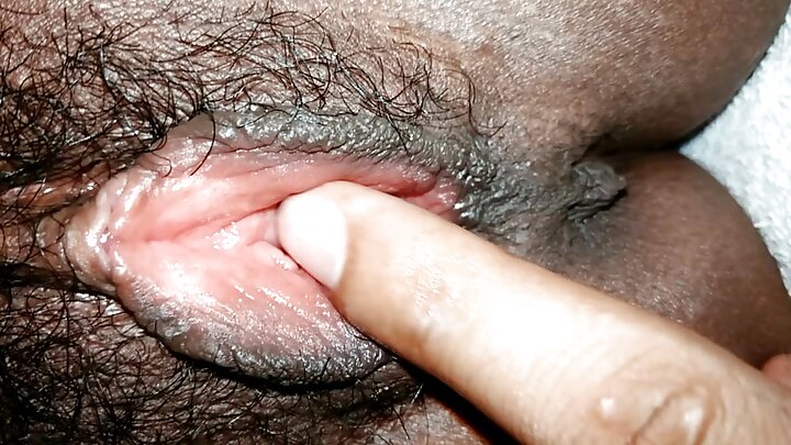 Brunette Rayna رے ایک بڑے سیاہ آدمی کی طرف سے بلی میں fucked ہو جاتا ہے.