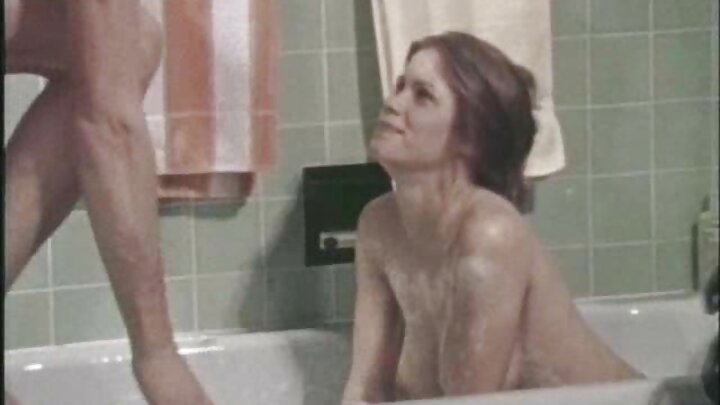 ایک لڑکا ایک پیاری لڑکی کو squirting orgasm کے لیے لاتا ہے۔