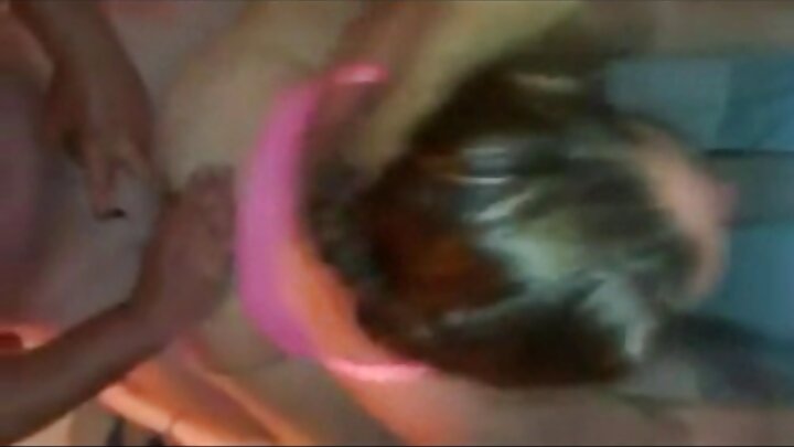 ایک brunette اپنے بوائے فرینڈ کے ساتھ نرم جنسی تعلق رکھتی ہے۔