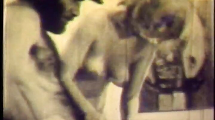 ایک آدمی اپنے ڈک کے ساتھ روسی سلٹs fucks جہاں threesome جنسی