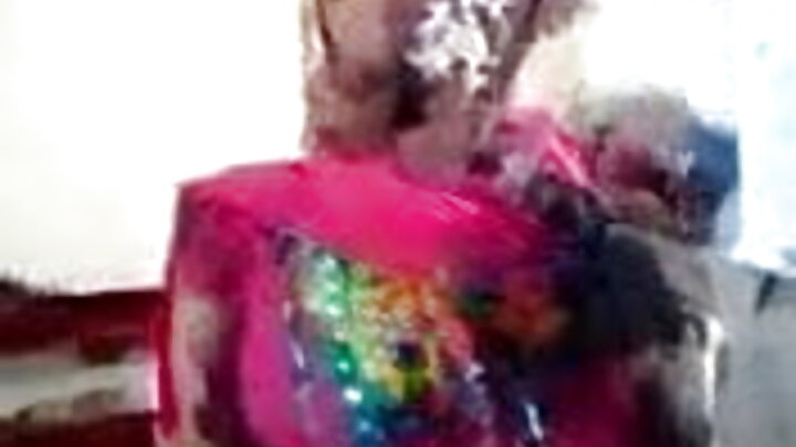روسی لڑکی Milka ایک آدمی کی طرف سے پچھواڑے میں fucked ہو جاتا ہے