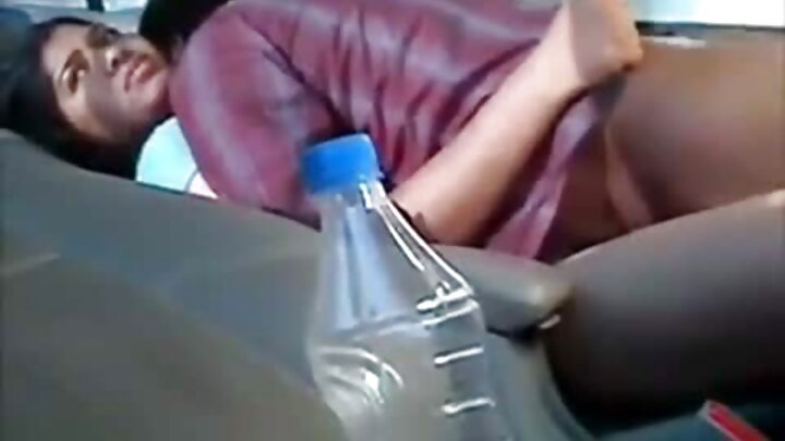 ایک ماڈل صوفے پر ایک فوٹوگرافر کو چود رہی ہے۔