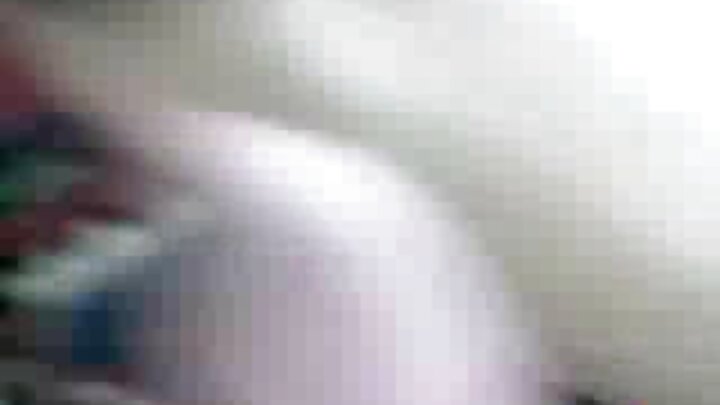 ایک گرم brunette ایک آدمی کو اس کے پچھواڑے میں بھاڑ میں جاؤ