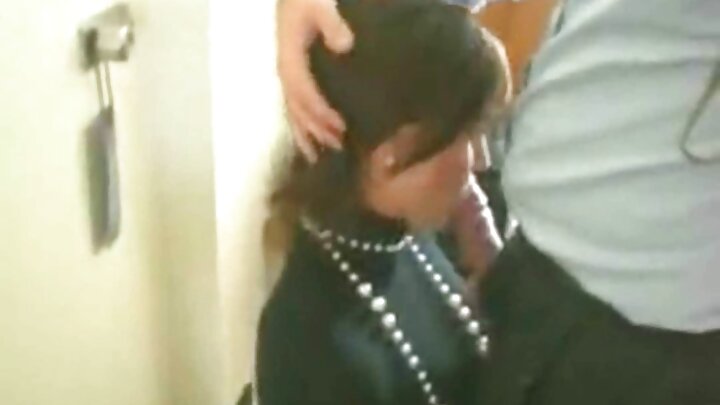 ایک بہت بڑا سیاہ آدمی گدی میں ایک گرم سلٹ مشکل fucks