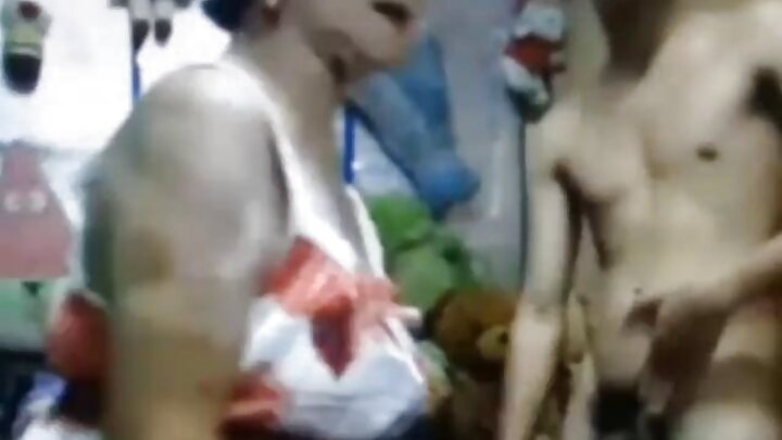 ایک دلکش سنہرے بالوں والی دو لڑکوں کو چودتی ہے۔