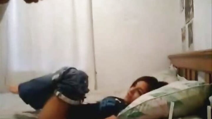 ایک سیاہ فام آدمی خوبصورتی کو ان کی گیلی بلیوں میں چود رہا ہے۔