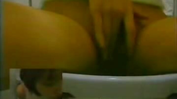 ایک لڑکا ڈینٹل کلینک میں دو MILFs چودتا ہے۔