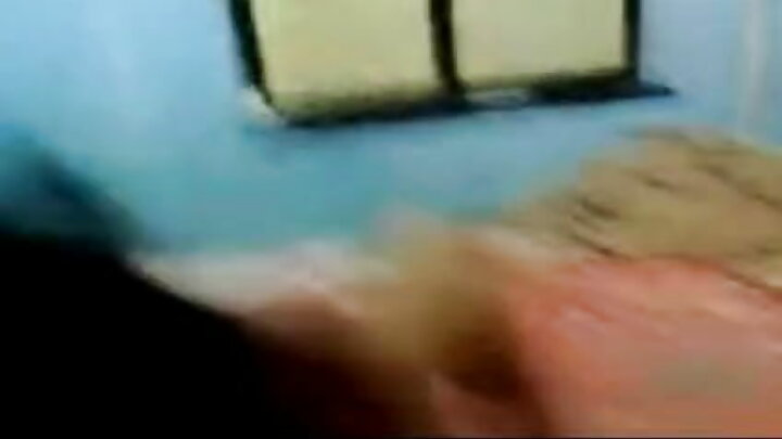 ایک نوجوان لڑکا اپنے دوست کی گرم ماں کو چودتا ہے۔