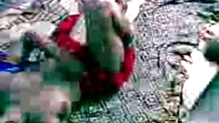ہم جنس پرست فحش گفتگو کے ساتھ جہاں MILFs ایک دوسرے کو خوش کرتے ہیں۔