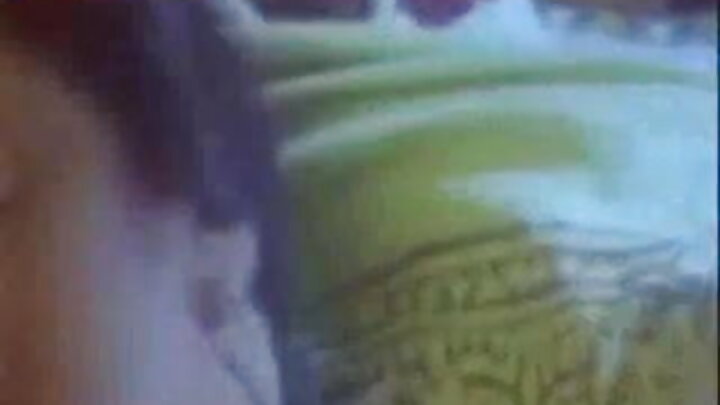 محبت میں مبتلا نوجوان جوڑے پول کو چھوڑے بغیر جنسی تعلقات قائم کرتے ہیں۔
