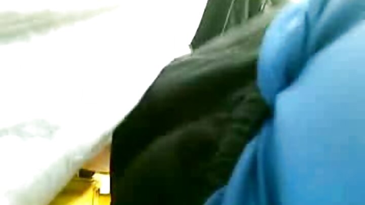 سنہرے بالوں والی Angelica Coralvine ایک سیکورٹی گارڈ fucks