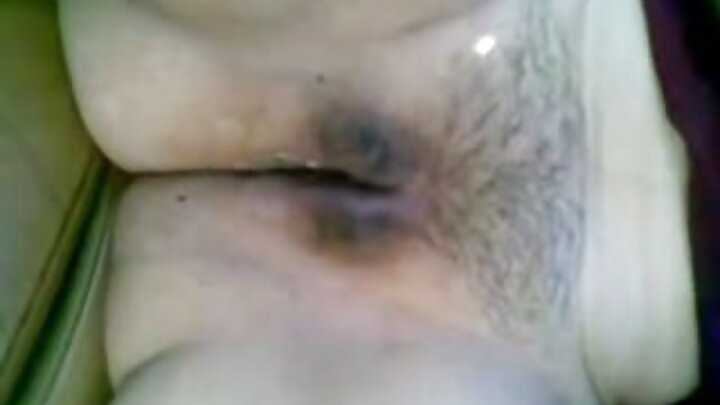 ایک تجربہ کار آدمی خوبصورت گرل فرینڈز کو ان کے تنگ گدھے میں چودتا ہے۔