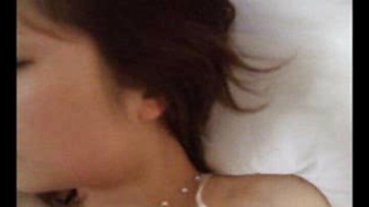 ایک لڑکا اپنے بڑے ڈک کے ساتھ ایک لڑکی کی گلابی بلی کو رام کرتا ہے۔