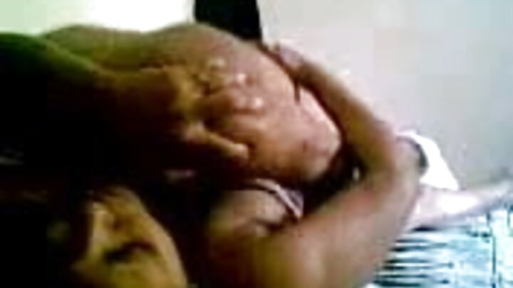 روسی فحش جہاں ایک سٹڈ بلی میں ایک نوجوان brunette fucks