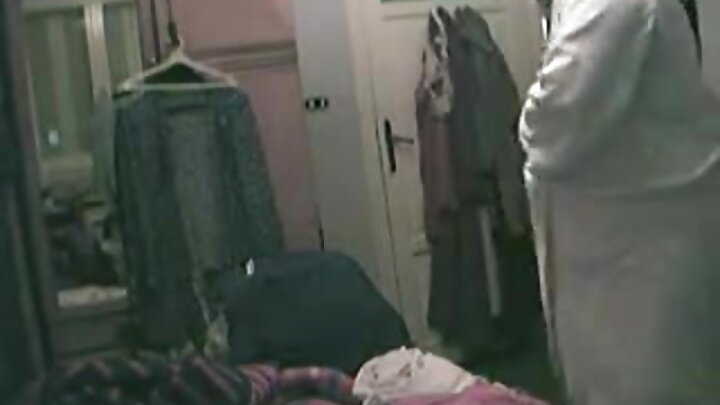ایک گنجا آدمی مہارت سے سیاہ بالوں والی سلٹ کو چودتا ہے۔