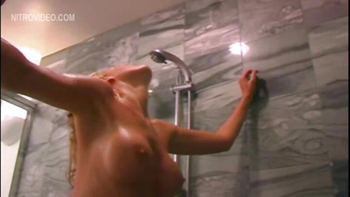 Busty لڑکی دفتر میں اس کے باس fucks