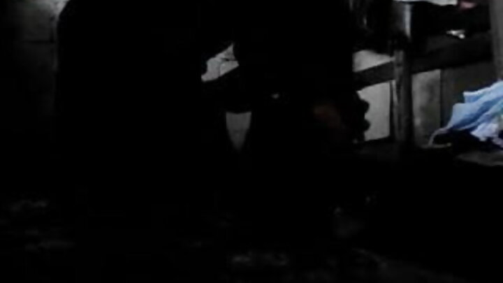 ایک لڑکے نے گاؤں کے بیت الخلا کے قریب ایک لڑکی کو چودا