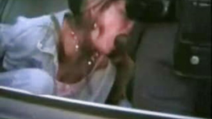 کلوز اپ فحش جہاں ایک لڑکا ایک روسی لڑکی کو پچھواڑے میں چودتا ہے۔
