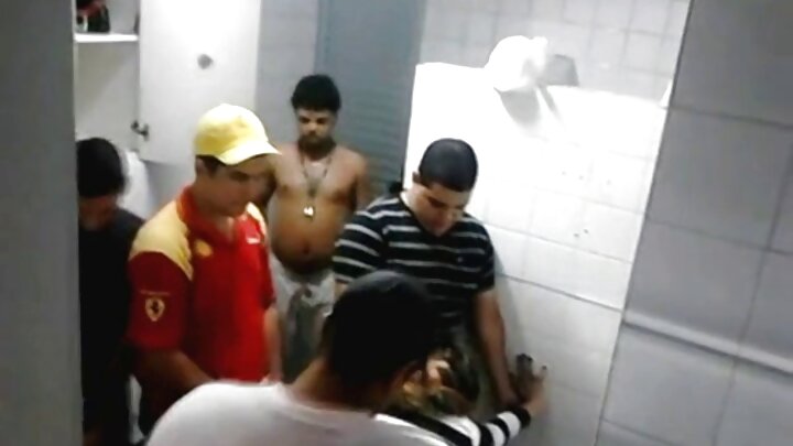 دو گرم سلٹ ایک تجربہ کار آدمی کو orgasm پر لاتے ہیں۔