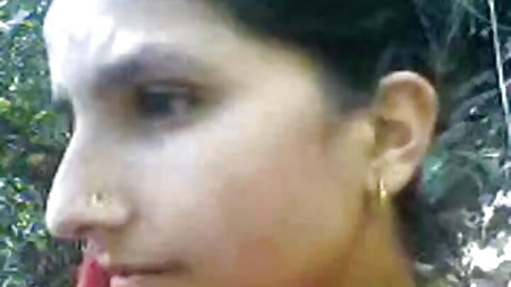 ایک ایشیائی خوبصورتی اپنی مشت زنی کے اسکوارٹ کے ساتھ خود کو ایک orgasm میں لاتی ہے۔
