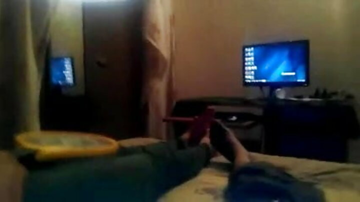 سیاہ فام مرد ایک نازک لڑکی کو squirting orgasm پر لاتے ہیں۔