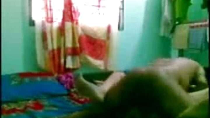 ایک خوبصورت لڑکی اپنے سوتیلے بھائی کے ڈک پر سوار ہے۔