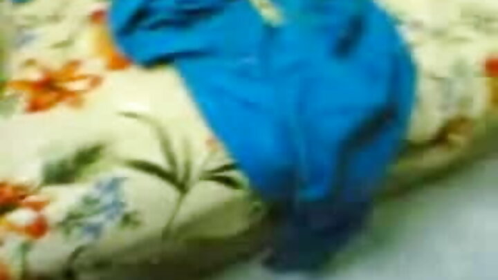 ایک لڑکا اپنے نوکرانی کو ایک squirting orgasm کے لیے لایا