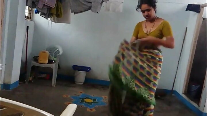 ایک خوبصورت سنہرے بالوں والی ایک ٹیوٹر کی طرف سے گدا میں fucked ہو جاتا ہے