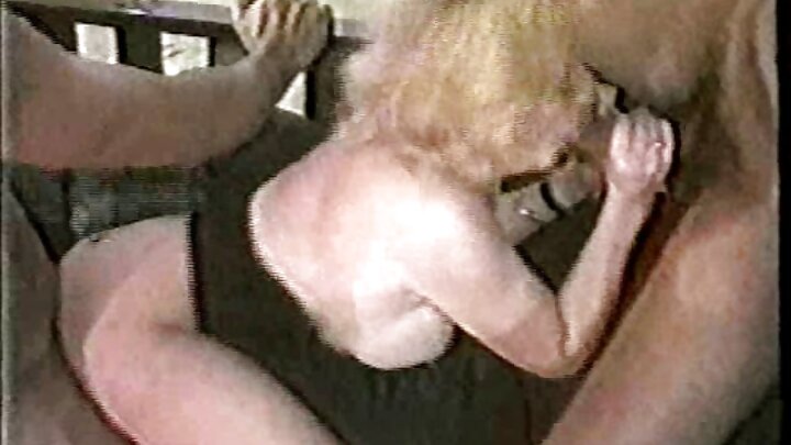 روسی threesome فحش جہاں دو لوگ ایک پتلی لڑکی کو چودتے ہیں