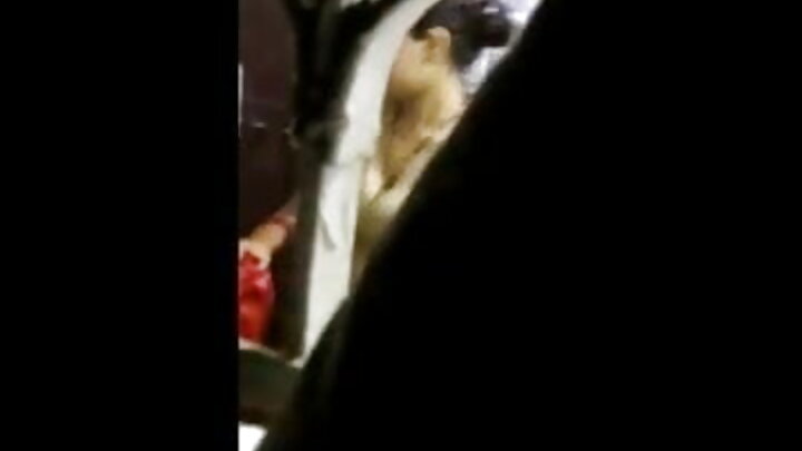 ایک روسی لڑکی اپنے بوائے فرینڈ کو اپنے دوست کے ساتھ دھوکہ دیتی ہے۔
