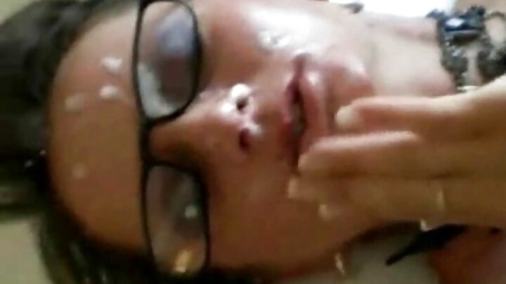 ایک لڑکا مہارت سے اپنی گرم خوبصورتی کو چودتا ہے۔