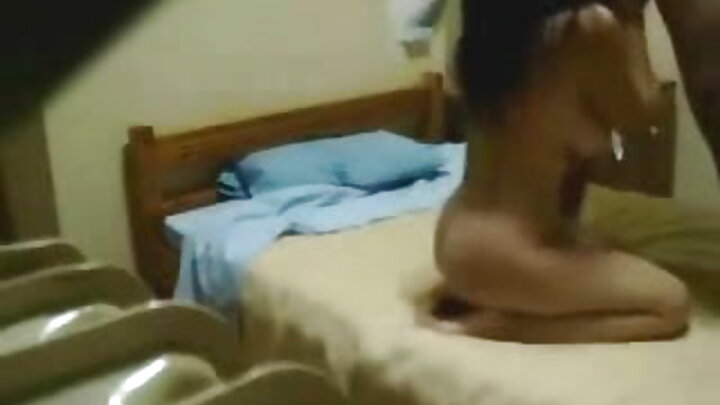 ایک نوجوان brunette تندہی سے ایک کالے مرغ کو چوس رہا ہے۔