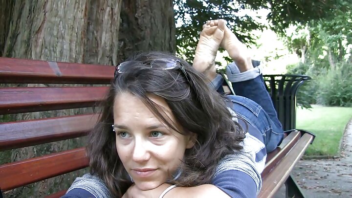 ایک آدمی تقریباً گدی میں ایک خوبصورت brunette fucks