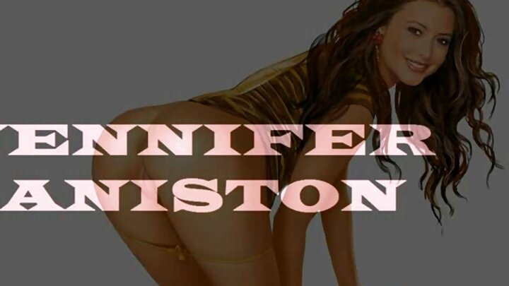 ایک روسی لڑکی اپنے سابق بوائے فرینڈ کو اپنے پیروں سے خوش کرتی ہے۔