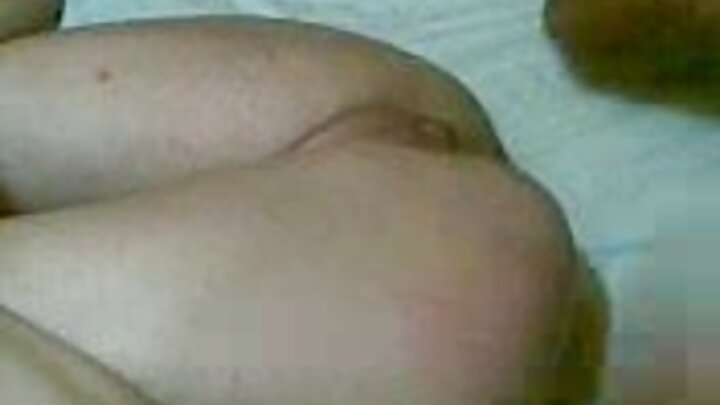 ایک نوجوان چیئر لیڈر نے ایک سیاہ فام آدمی کو بہکایا