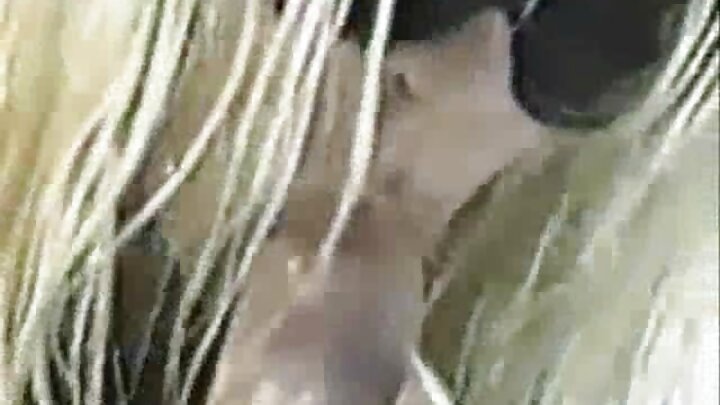 threesome porn جہاں لڑکا نہیں جانتا کہ وہ مختلف لڑکیوں کو چود رہا ہے۔