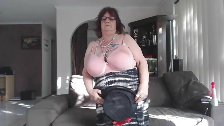 Hot mulatto عورت سب کے ساتھ سیکس کرتی ہے۔